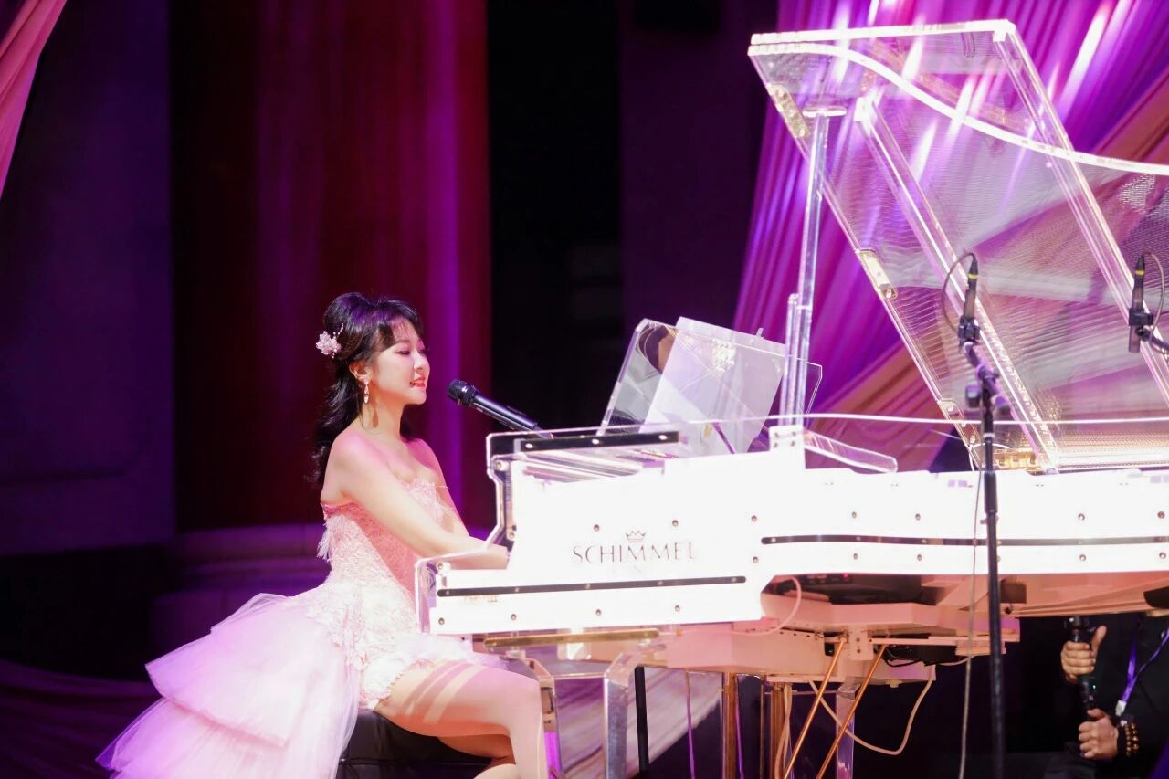 “行走的CD”陳佳在舒密爾水晶鋼琴上，用聲線喚醒觀眾的鄧麗君記憶