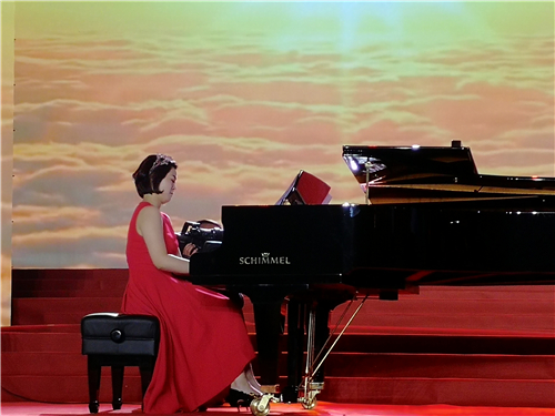 大美之春2018新春聯(lián)歡會(huì)28日完成錄制，SCHIMMEL鋼琴藝術(shù)家方紫琪應(yīng)邀參演