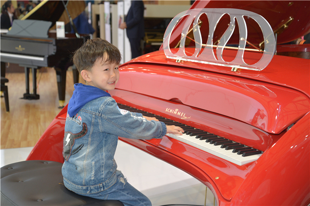 SCHIMMEL鋼琴赴約2018年上海展，飛馬琴火熱亮相，炫彩奪目！